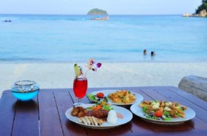 Dishes to eat on a beach